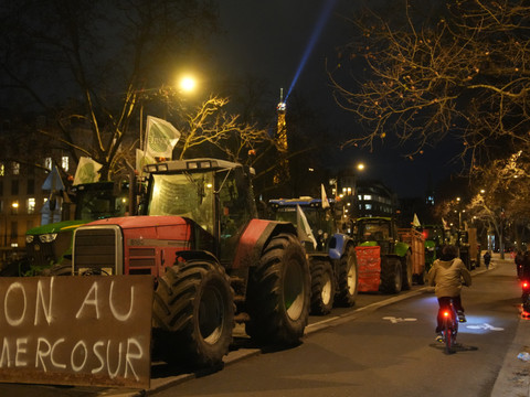 Colère agricole: les tracteurs de la FNSEA quittent Paris