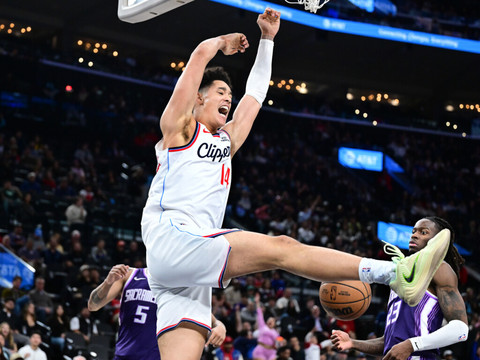 NBA:Les Suisses Niederhäuser et George ont brillé lors de leur duel