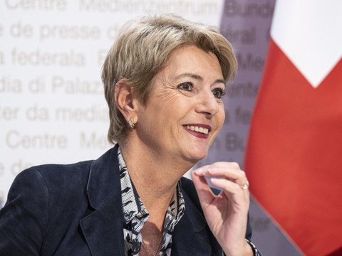Un comité interpartis défend le projet d'imposition individuelle