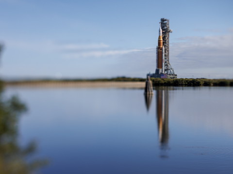 Nasa: sortie de la fusée lunaire en amont du lancement d'Artémis 2