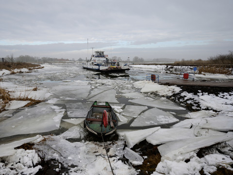 Blocs de glace géants sur l'Elbe