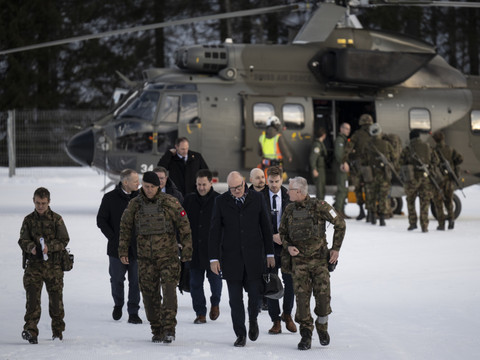 Le conseiller fédéral Martin Pfister auprès des troupes à Davos