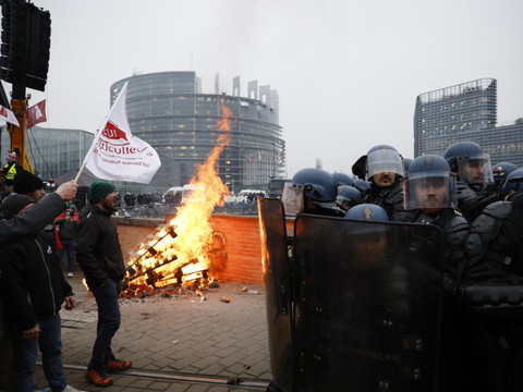 Des milliers d'agriculteurs européens en colère à Strasbourg