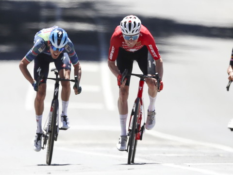 Mauro Schmid sur le podium de la 2e étape du Tour Down Under