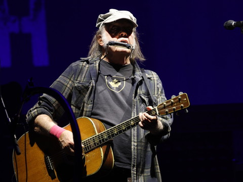 Neil Young répond à Trump en offrant son catalogue au Groenland