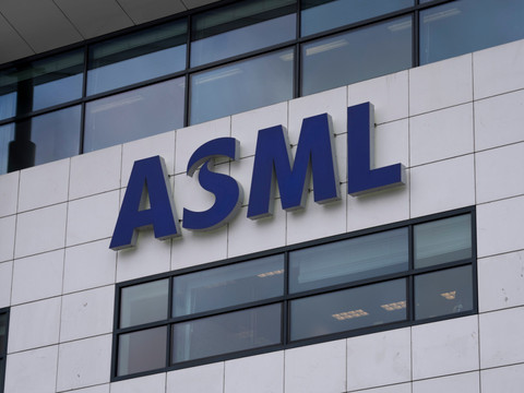 Bond du bénéfice 2025 pour ASML qui supprime 1700 emplois