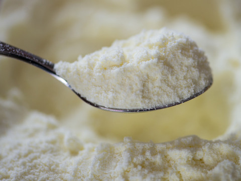 Lait infantile: Foodwatch dépose plainte contre X, Nestlé visé