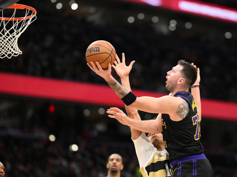 Kyshawn George et les Wiazrds battus par les Lakers