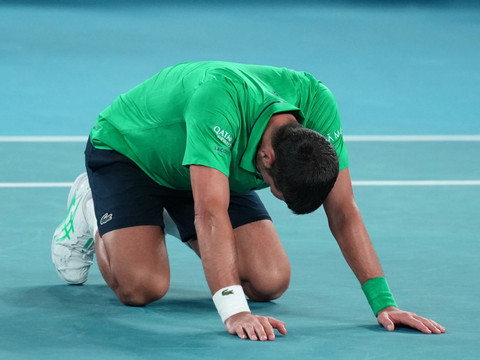 Face à Alcaraz, Djokovic touche son rêve du doigt