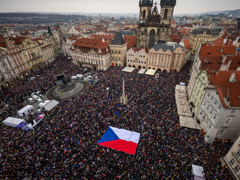 Des Tchèques par milliers dans la rue pour soutenir le président