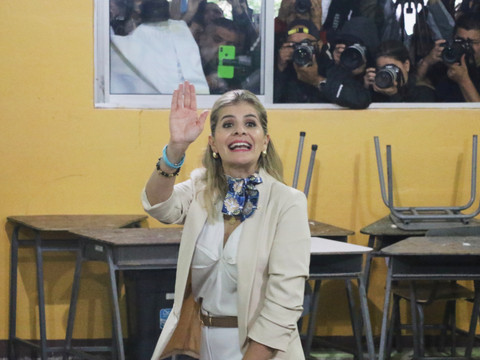 Présidentielle au Costa Rica: net avantage à Laura Fernandez
