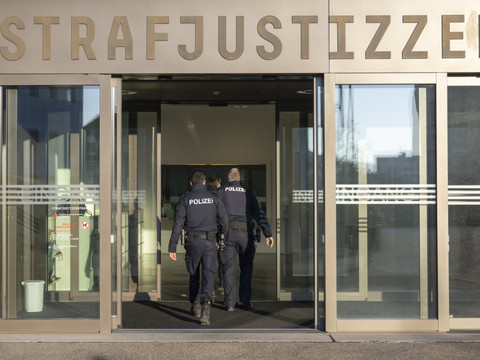 Ado poignardé à Aesch (BL): l'accusé de 19 ans devant les juges