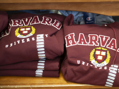 Trump réclame un milliard de dommages et intérêts à Harvard