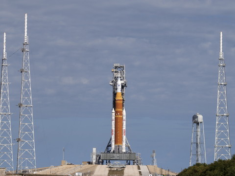 L'envoi d'astronautes autour de la Lune pas avant mars