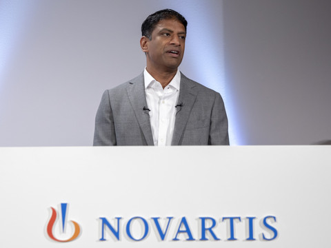 Novartis: le patron a perçu près de 25 millions de francs en 2025