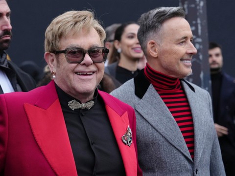 Elton John accuse le Daily Mail d'atteintes à sa vie privée