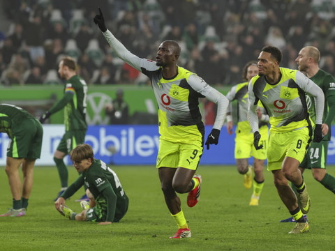 Dortmund met la pression sur le Bayern, Manzambi voit rouge