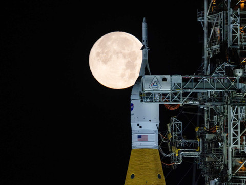 SpaceX donne la priorité à la Lune pour une base, devant Mars