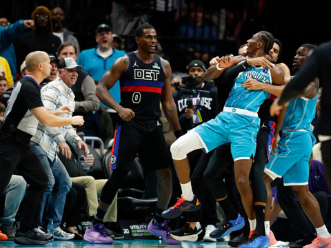 Bagarre générale entre Hornets et Pistons