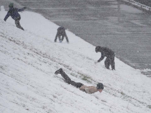 Le bilan des fortes chutes de neige monte à 46 morts au Japon