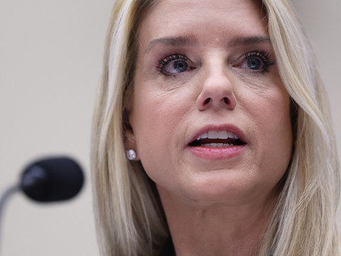 Les démocrates accusent Pam Bondi d'