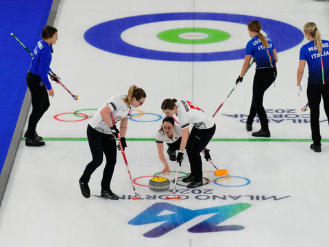 Curling: Les équipes de Suisse entament leur tournoi par un succès