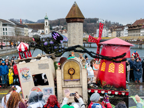Le carnaval de Lucerne a commencé jeudi sous la pluie