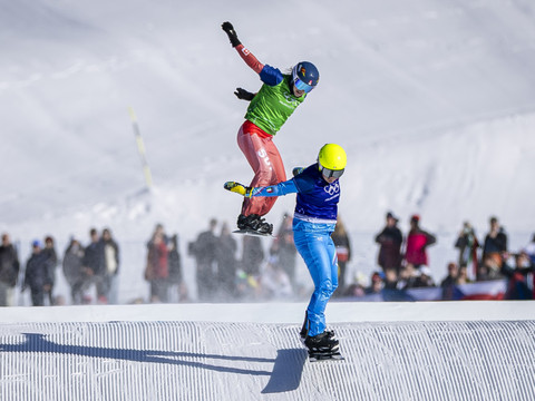 La Bernoise Noemie Wiedmer au pied du podium en snowboardcross