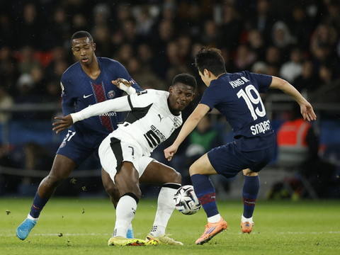 Rennes bat le PSG avec un but d'Embolo, Zakaria marque aussi