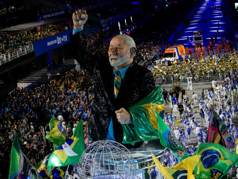 Au carnaval de Rio, hommage vibrant et clivant à Lula