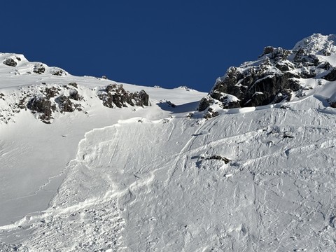 Un snowboardeur de 38 ans meurt dans une avalanche près de Davos
