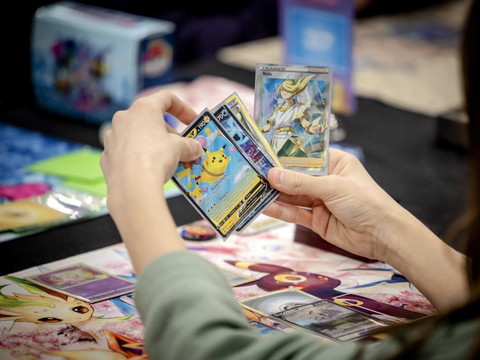 Une carte Pokémon vendue 16 millions de dollars, un record