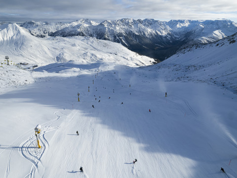 Amateur de hors piste indemne après une avalanche à Davos (GR)