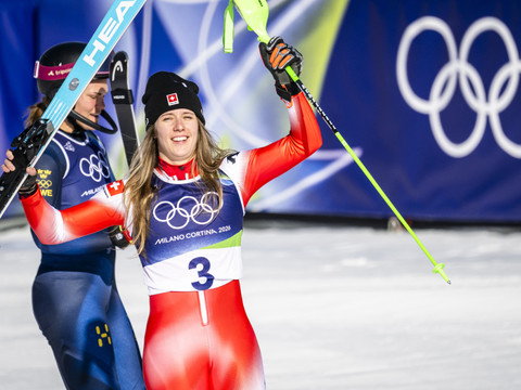 Camille Rast se pare d'argent lors du slalom, Shiffrin l'emporte