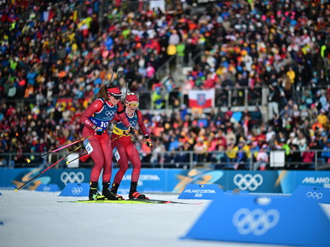 Biathlon: la France gagne le relais dames, la Suisse 8e