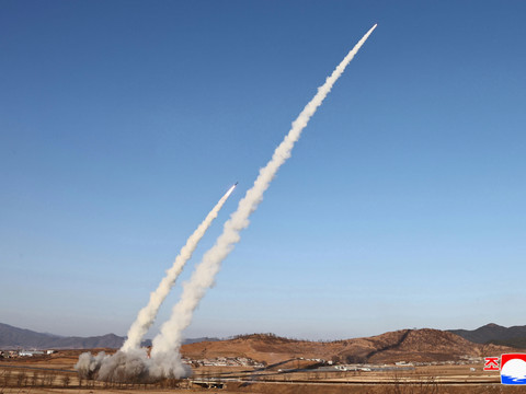 Pyongyang dévoile un lance-missiles multiple d'ogives nucléaires
