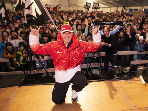 Le champion olympique Franjo von Allmen reçu chez lui à Boltigen