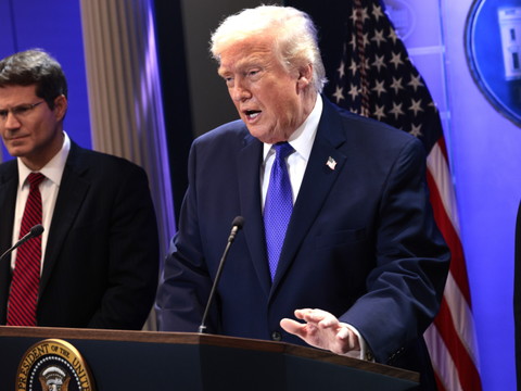 Trump dit avoir signé un décret fixant les droits de douane à 10%