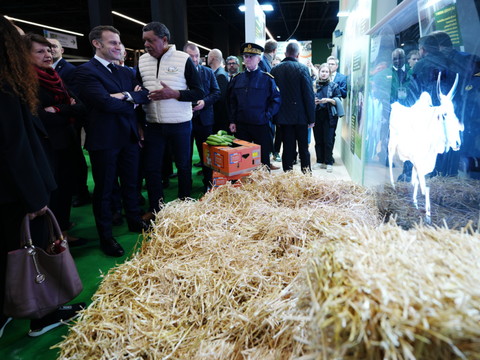 Emmanuel Macron ouvre un Salon de l'agriculture sans vaches
