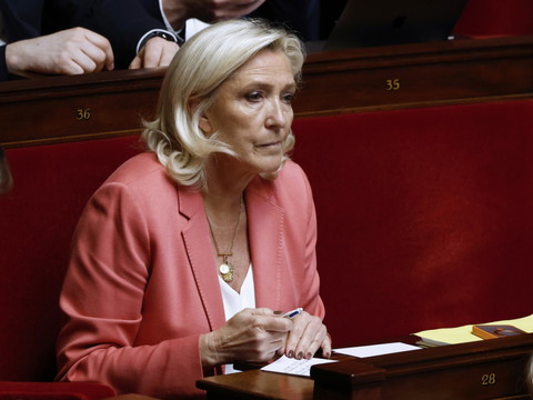 Présidentielle: Le Pen renoncera en cas de bracelet électronique
