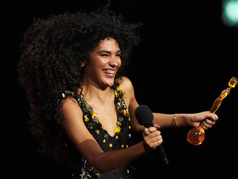 La pop-soul star britannique Olivia Dean triomphe aux Brit Awards