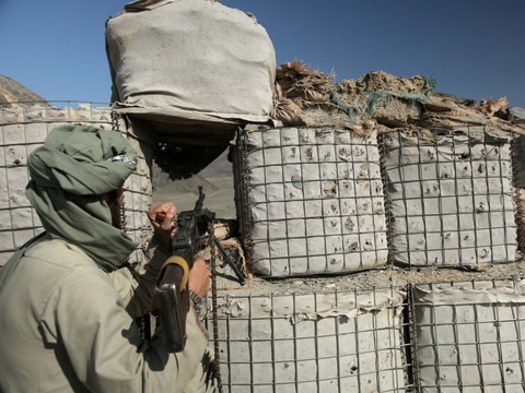 Explosions à Kaboul, poursuite des combats avec le Pakistan