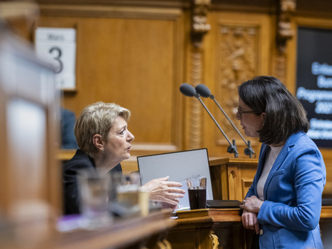 Débat sur le plan d'économies interrompu, reprise mercredi