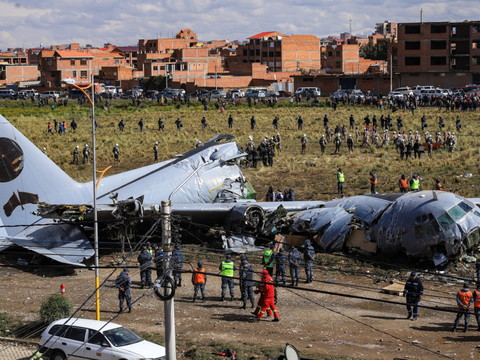 Bolivie: confusion et ruée aux guichets après le crash d'un avion