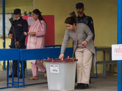 Six mois après le soulèvement, les Népalais appelés à voter