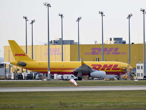 DHL confronté à des restrictions aériennes et maritimes