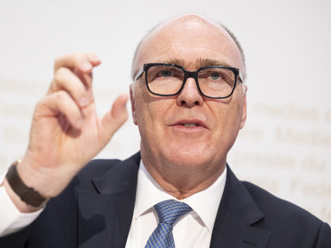 Relèvement de la TVA pour l'armée maintenu malgré les critiques