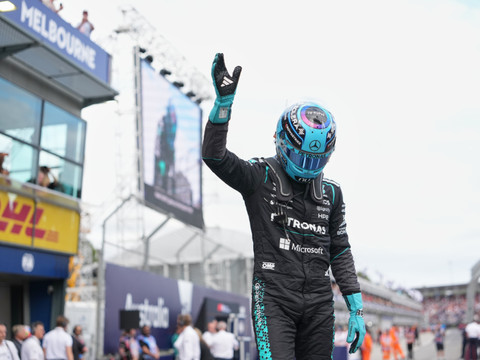 Russell en pole à Melbourne, Verstappen accidenté