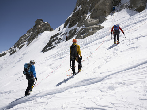 VTT, secours ou canyoning: les guides de montagne se diversifient