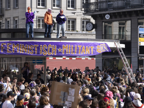 Près de 1000 femmes manifestent à Zurich: dégâts matériels